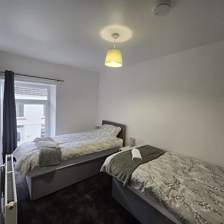 Newly Renovated 4 Bedroom House Merthyr Tydfil Exterior photo